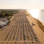 Beachfront With A Big Terrace - Beahost بيبيوني