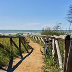 Beachfront With A Big Terrace - Beahost شقة